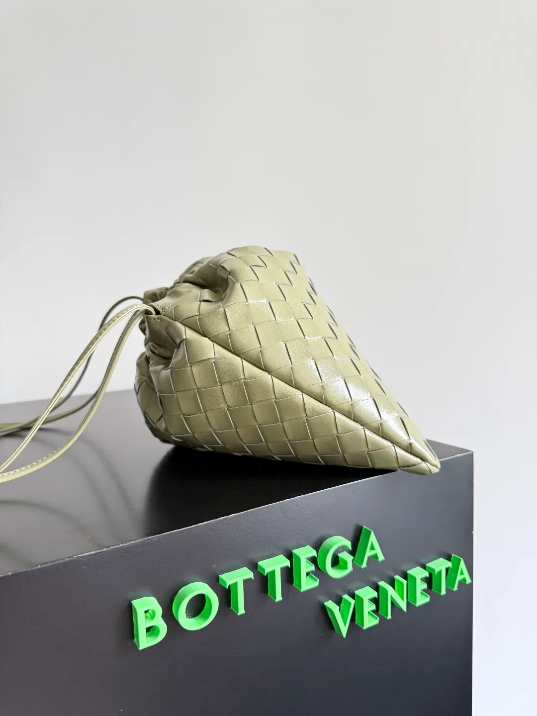 Batch 1560 Armpit bags have become a fashionable item that every girl has in their hands in recent years🛍️. The elegant and simple style has won the love of many people of different ages. However, there is an unavoidable trouble with armpit bags, that is, the capacity is too small, and BOTTEGA VENETA’s new Dustbag Considering people's travel needs, the capacity of garbage bags has been greatly upgraded. Folding umbrellas, water cups, and girls' makeup powder and lipstick can all be accommodated. It is very light and resistant to dirt. Even if you have a lot of things when traveling, it can reduce the burden to a certain extent. The shoulder straps are buckled and can be changed at will. It can be used for hand holding or as the liner of a large bag. After the drawstring is drawn, it looks like a cloud bag. It is very suitable for concave styling when traveling in summer🙋🏻‍♀️ Style number: 796728 Size: 32*23*1cm
